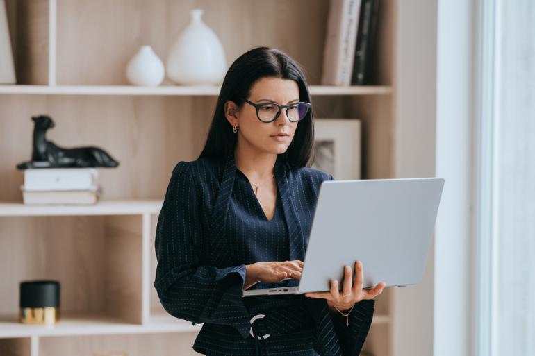 Mujer revisando un computador